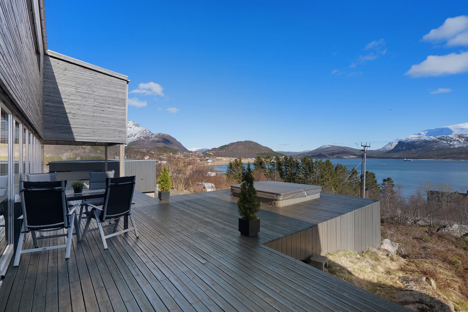 Som leder ut til denne fine terrassen Galleribilde