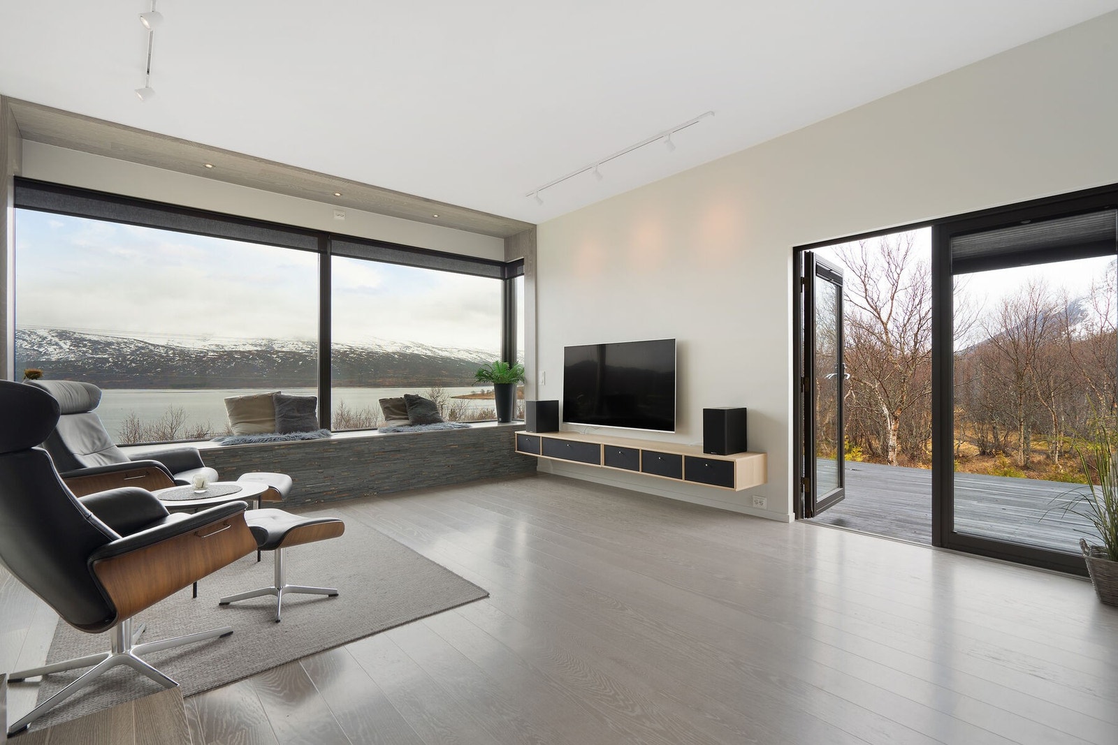 Her kan du nemlig se utover Tjeldsundet og den fantastiske naturen rundt eiendommen Galleribilde