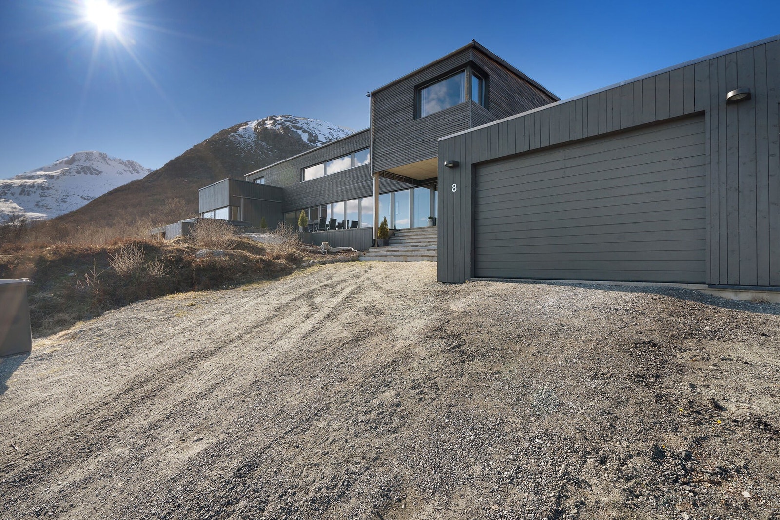 Velkommen til Storelvveien 8 - en arkitekttegnet enebolig med beliggenhet av ypperste klasse Galleribilde