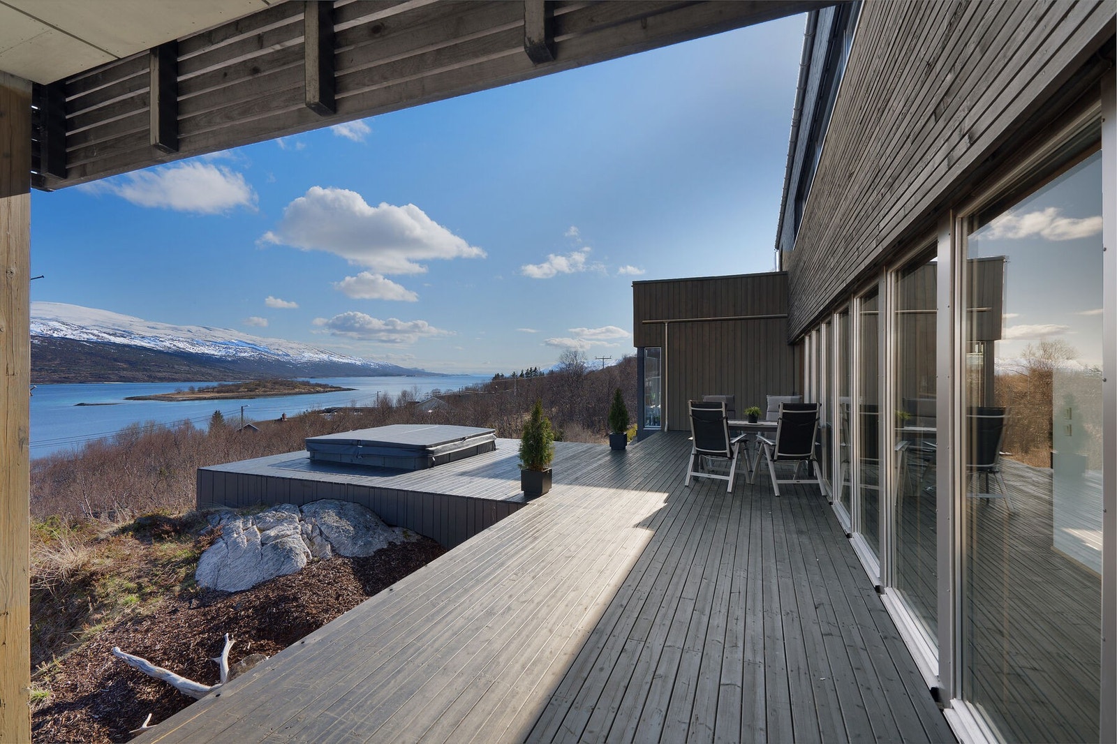 Allerede før du kommer inn døra får du se den nydelige utsikten fra terrassen Galleribilde