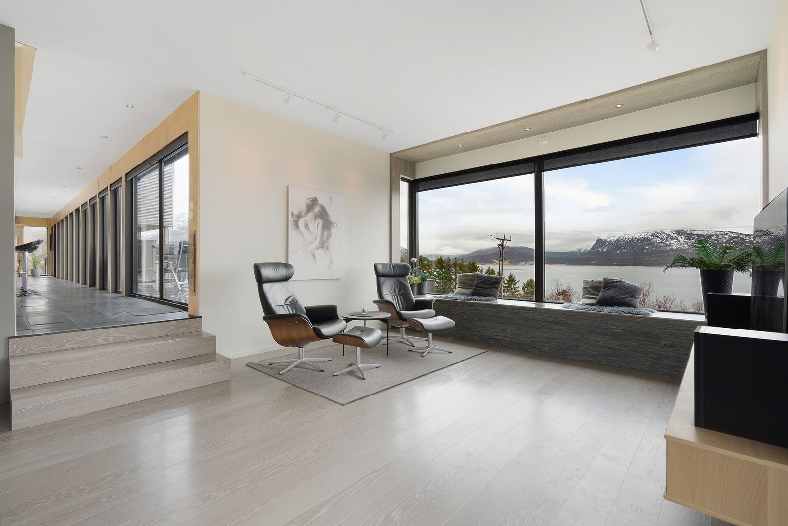 Boligen har gjennomgående god belysning - fra du kommer inn, viser spottene i taket deg hele veien inn til stuen Galleribilde