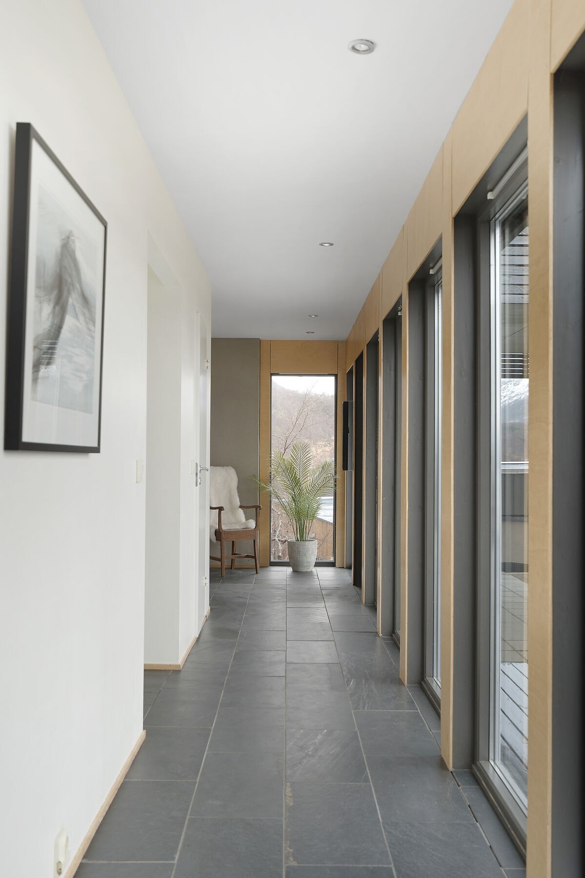 Velkommen inn - Boligens hovedetasje har vannbåren varme i store deler av etasjens flislagte gulv Galleribilde