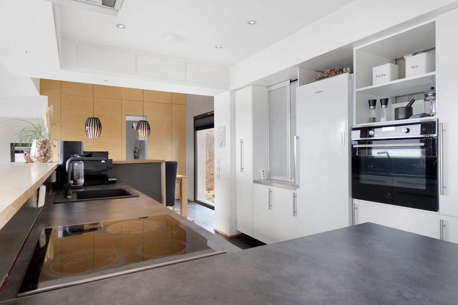 Kjøkkenet har praktisk utforming Galleribilde