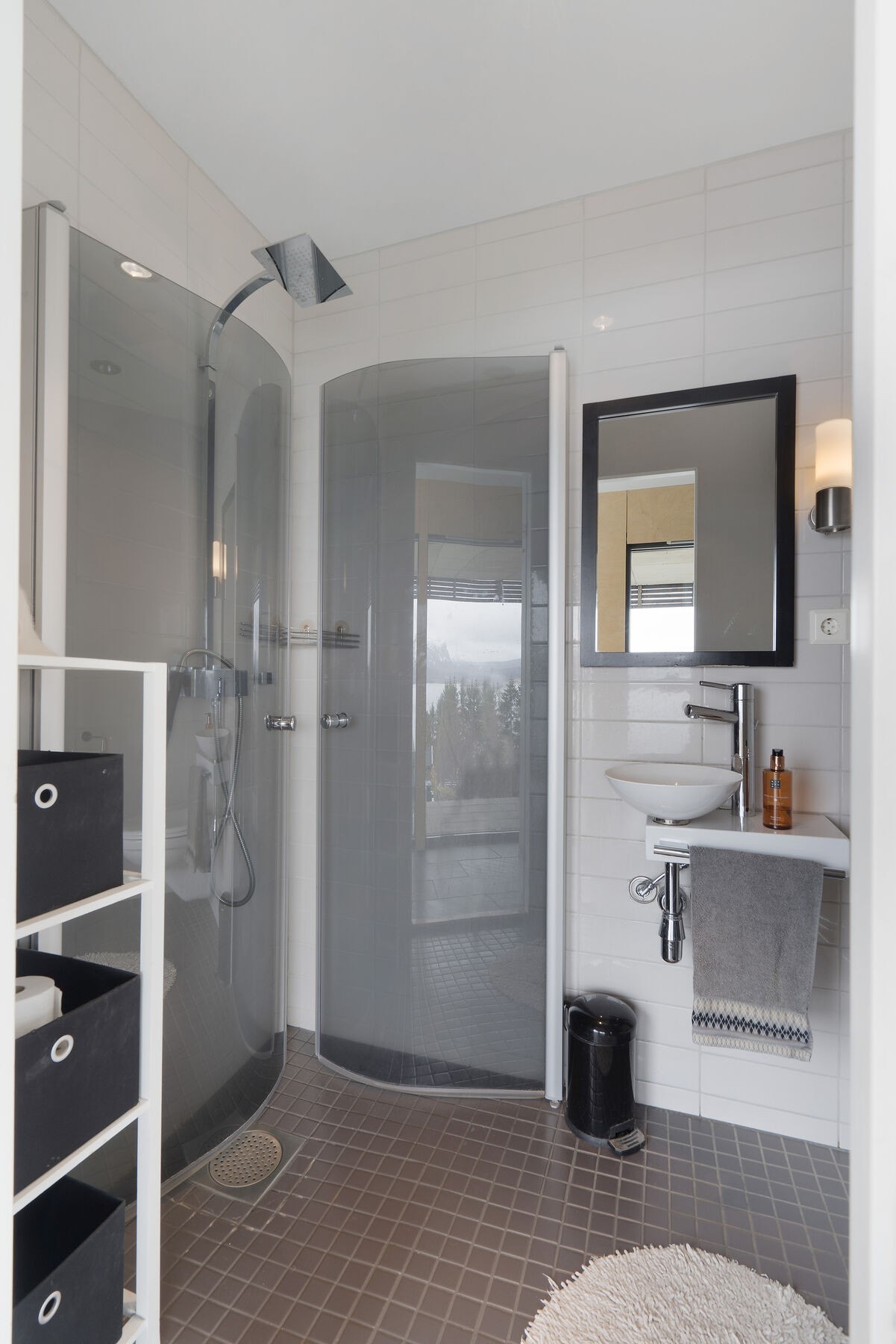 Og et dusjhjørne med foldbare glassvegger Galleribilde