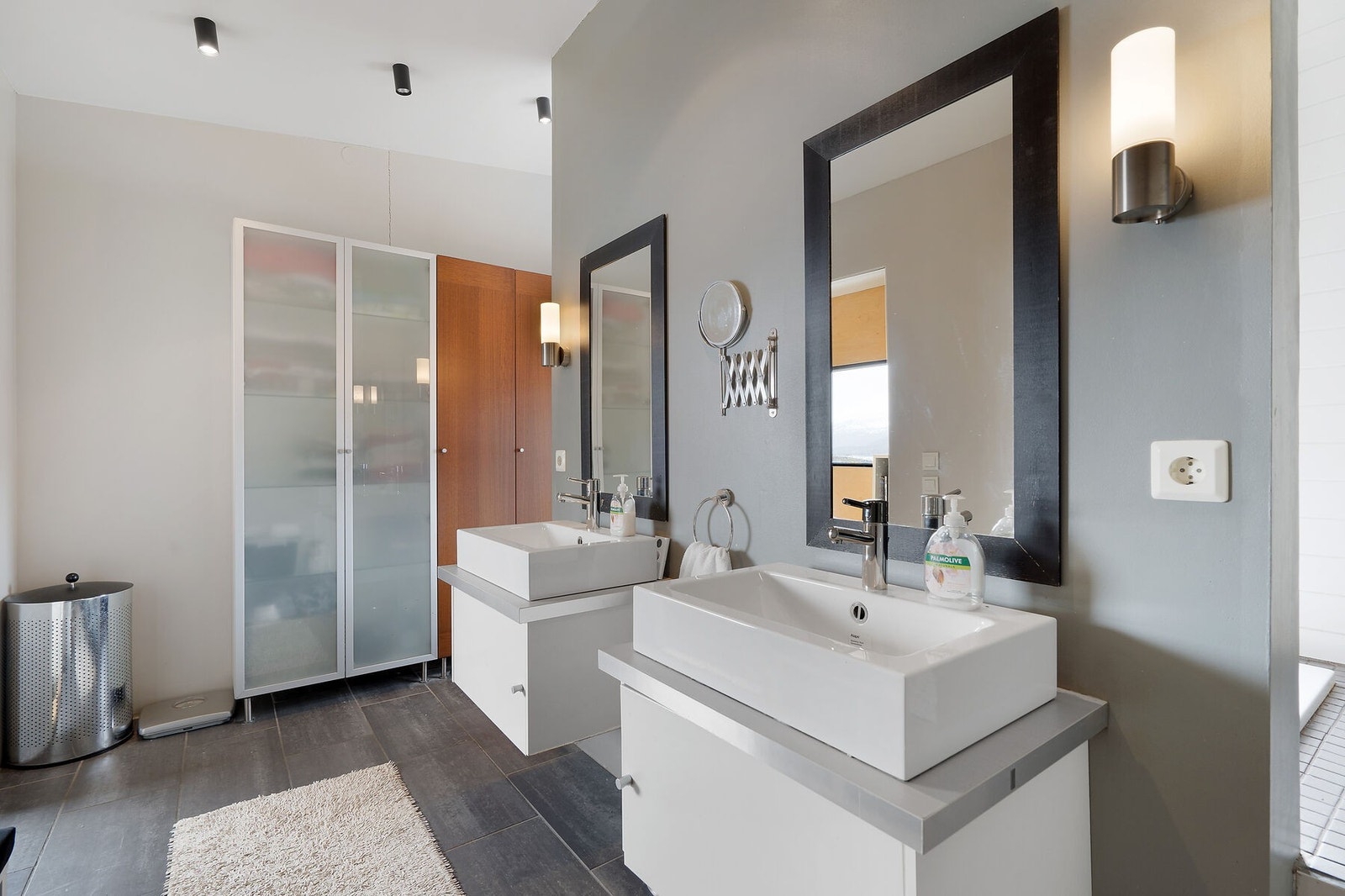 Smart løsning med to servanter for effektivisering i hverdagen Galleribilde