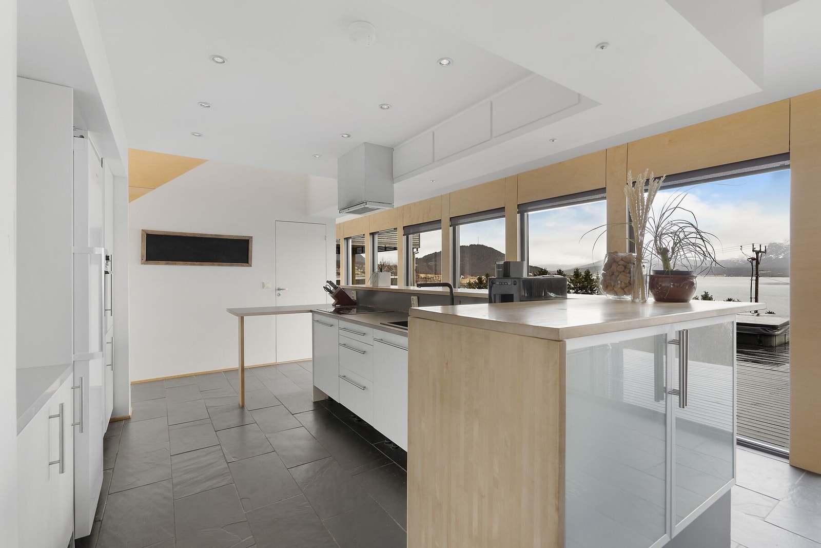 Med platetopp og vask på kjøkkenøy, samt nok av skuffer og skap Galleribilde