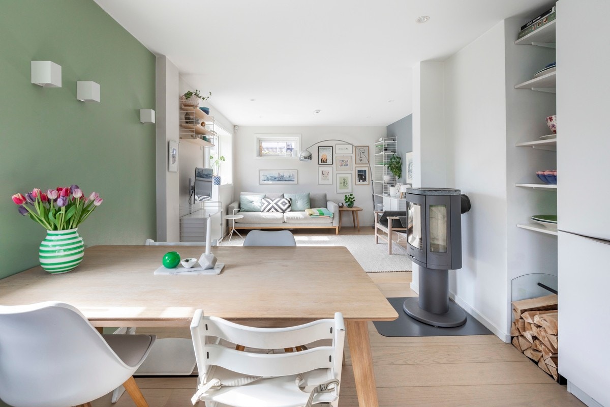 Her står vi lent inntil kjøkkenbenken og ser mot stua. Galleribilde