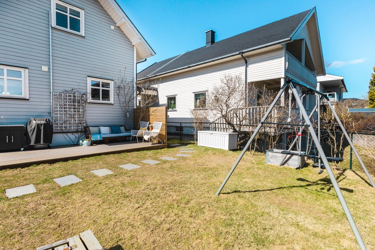 Hagen er fint lagt opp med heller og plass til lekeapparater. Galleribilde