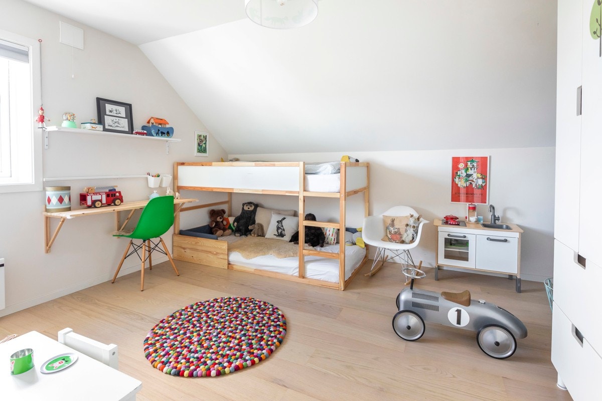 Det største rommet oppe er i dag barnerom. Det fungerer dermed supert som både det og lekerom. Galleribilde