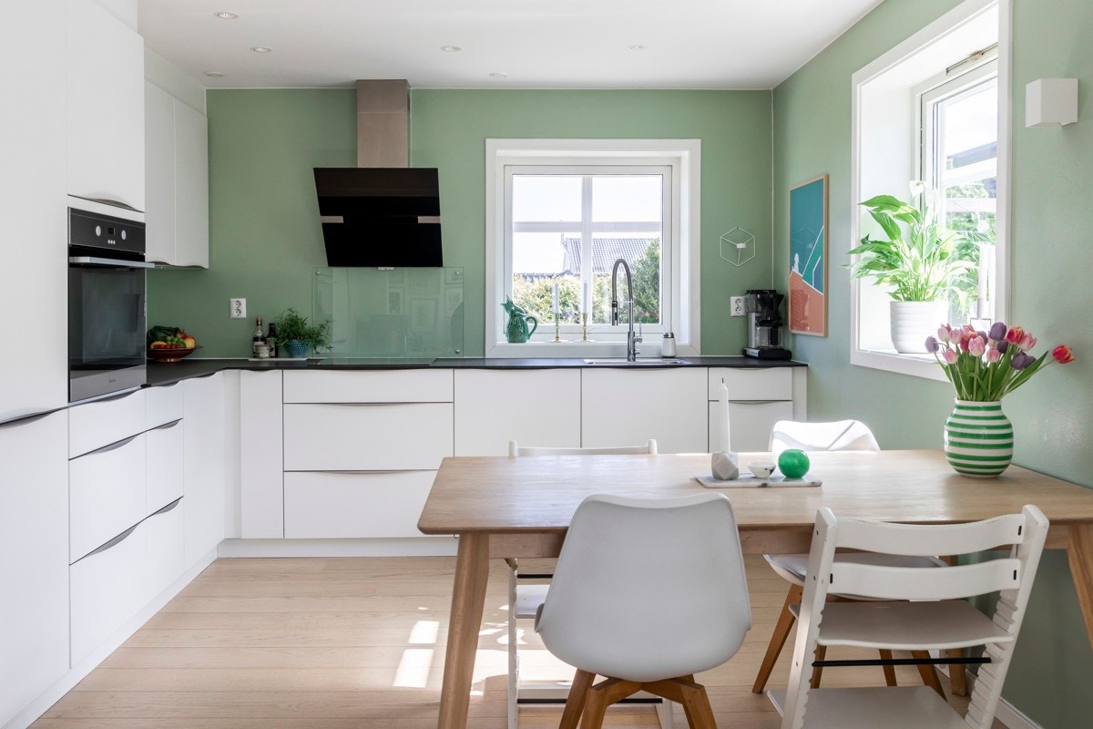 Kjøkkenet har god plass til spisebord. Dette skaper også et naturlig skille mellom stue og kjøkken. Galleribilde