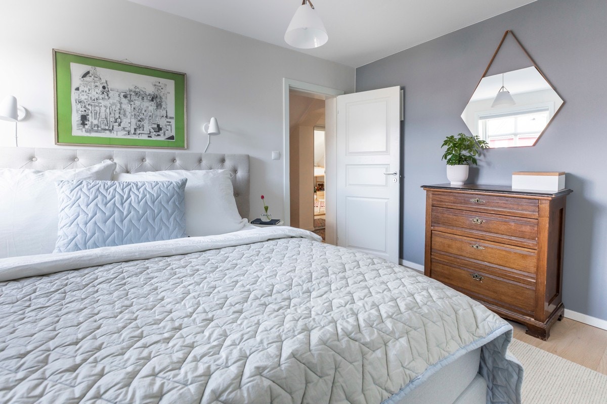 Det minste soverommet i 2. etg. brukes i dag som hovedsoverom. Galleribilde