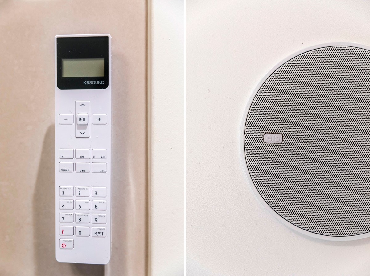 Det er integrerte høyttalere i taket. Radio mens man dusjer altså. Galleribilde