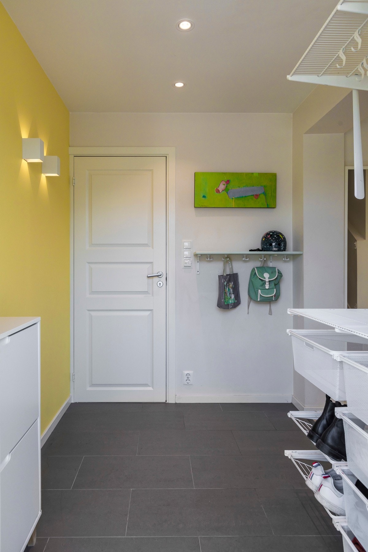Entréen er fresh og fin, og har plass og opplegg for både hyller og annen oppbevaring. Galleribilde