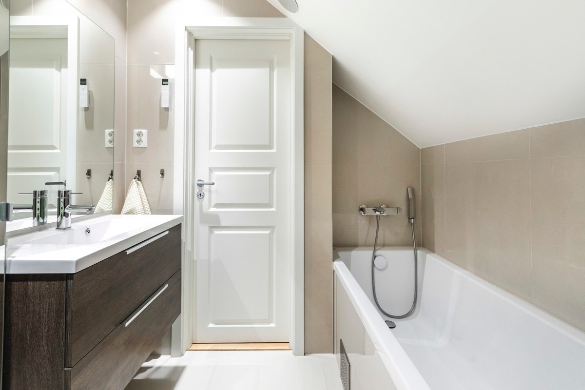 Lekkert bad med både dusjhjørne og badekar. Galleribilde