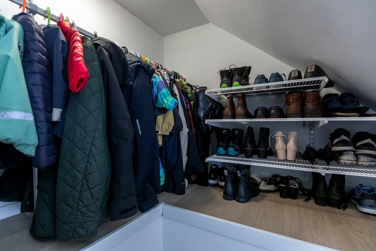I trapperommet ned mot kjelleren er det laget til massevis av lagringsplass. Galleribilde