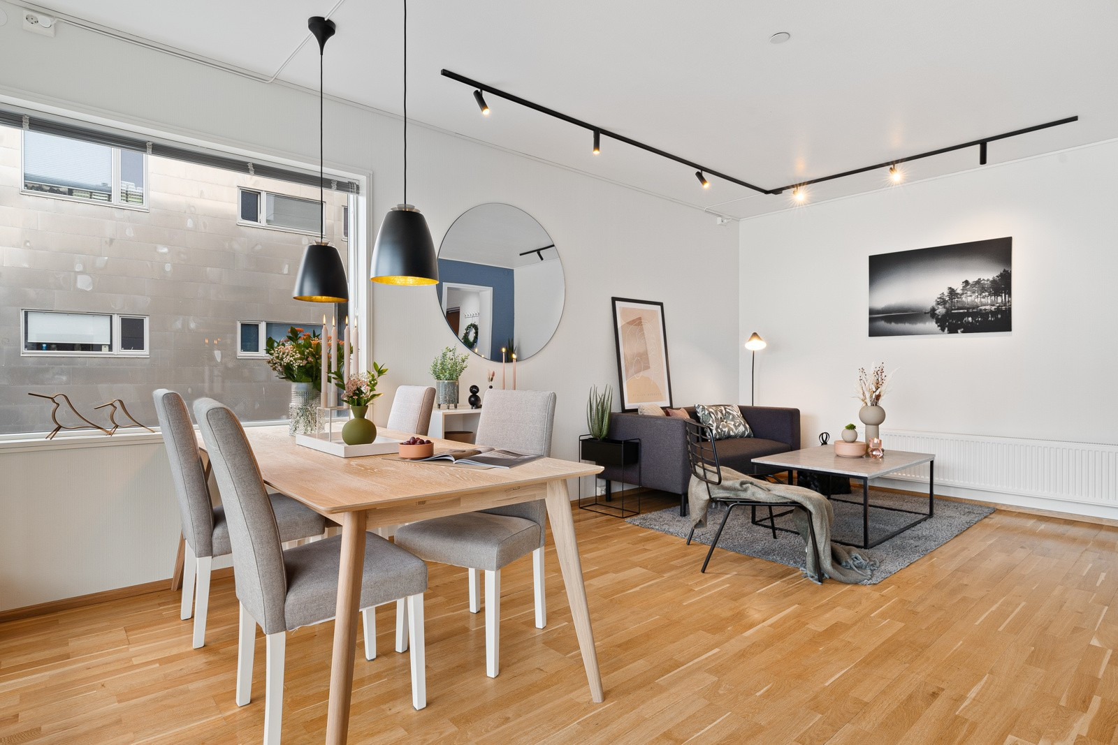 Spisebordet finner sin naturlige plass i rommet