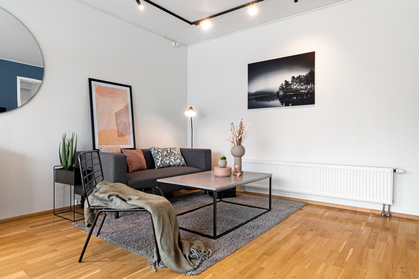 Stuen er lysmalt og har god plass til sittegruppe- Lyskinner i taket gir godt med lys