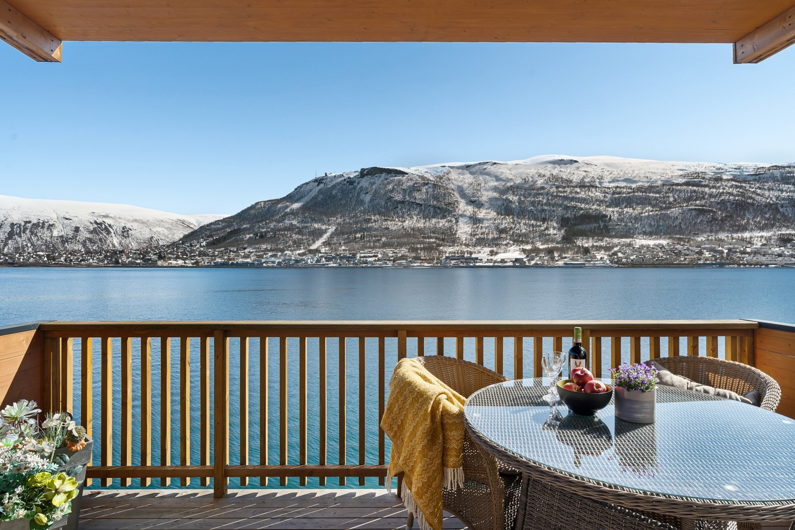 Nydelig utsikt over sjøen og over mot fjellheisen!