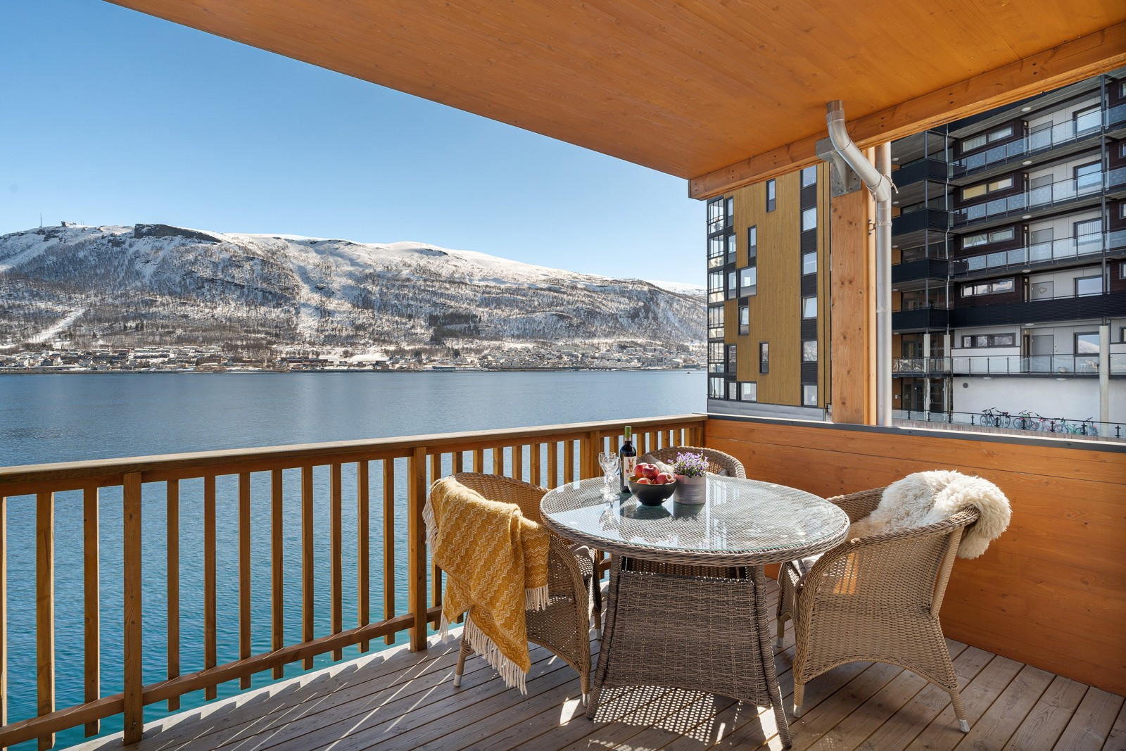 Boligen ligger i vannkanten og her kan du få med deg innseilingen til Tromsø havn