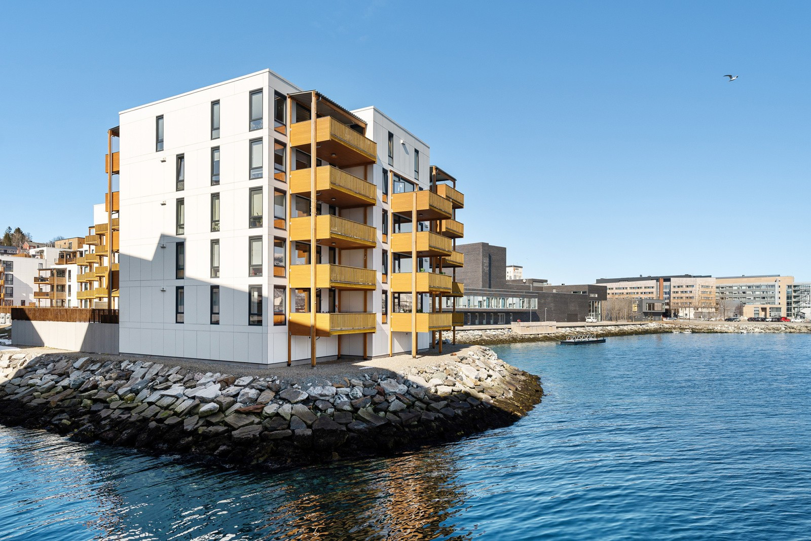 Boligen ligger rett på sjøkanten