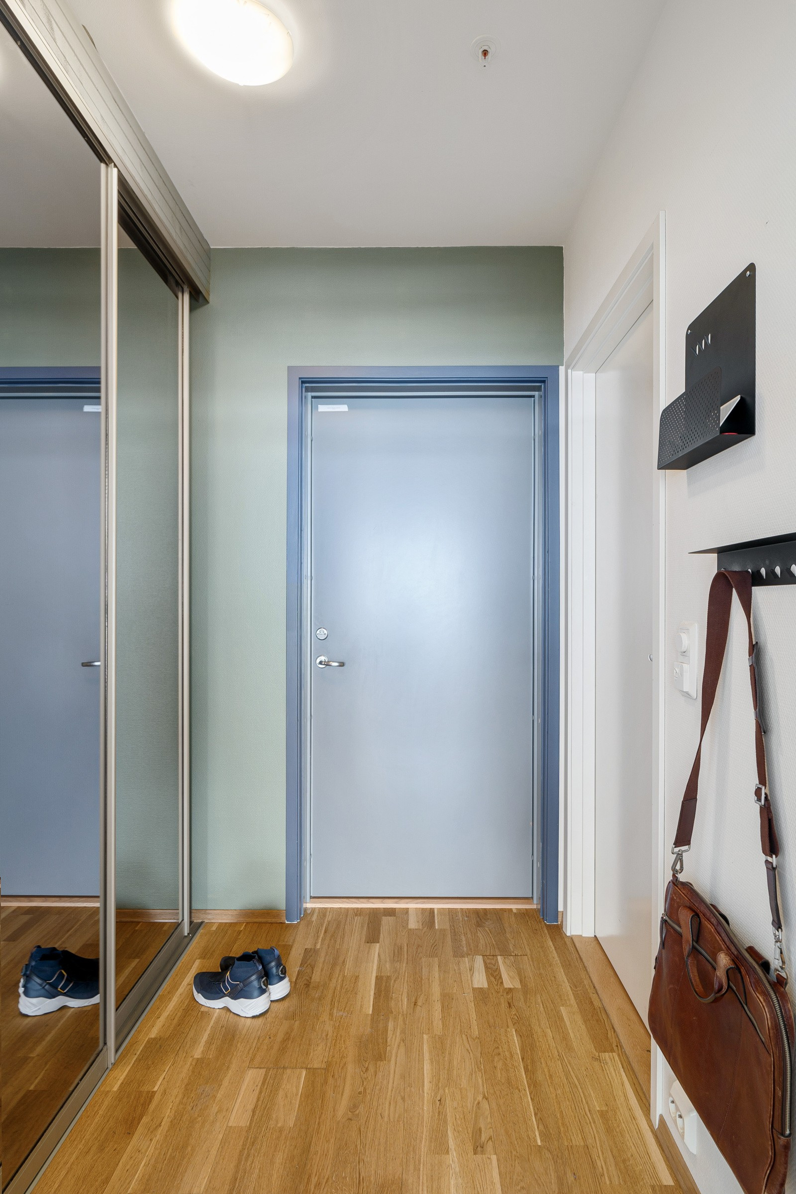 Entré med stor skyvedørsgarderobe
