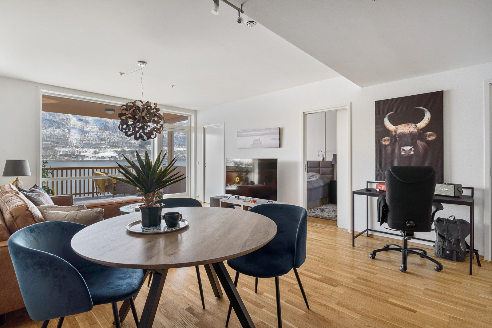 I stuen er det plass til både spisebord og kontorpult