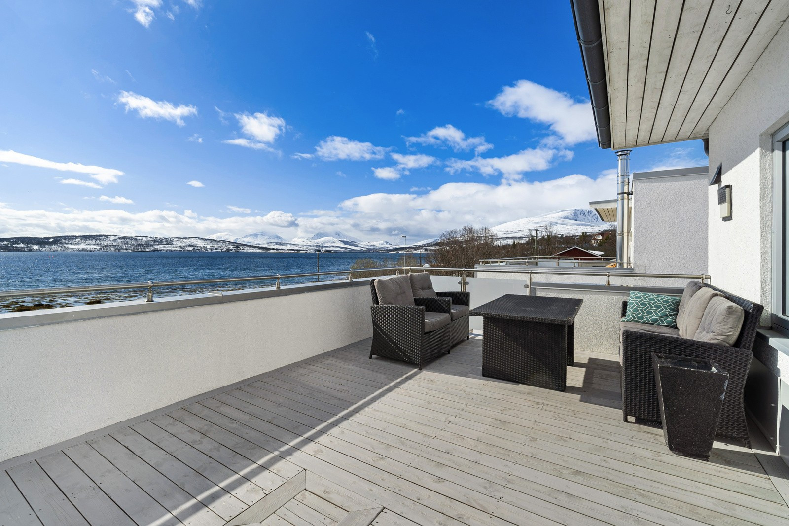 Terrasse med god plass til diverse utemøblement