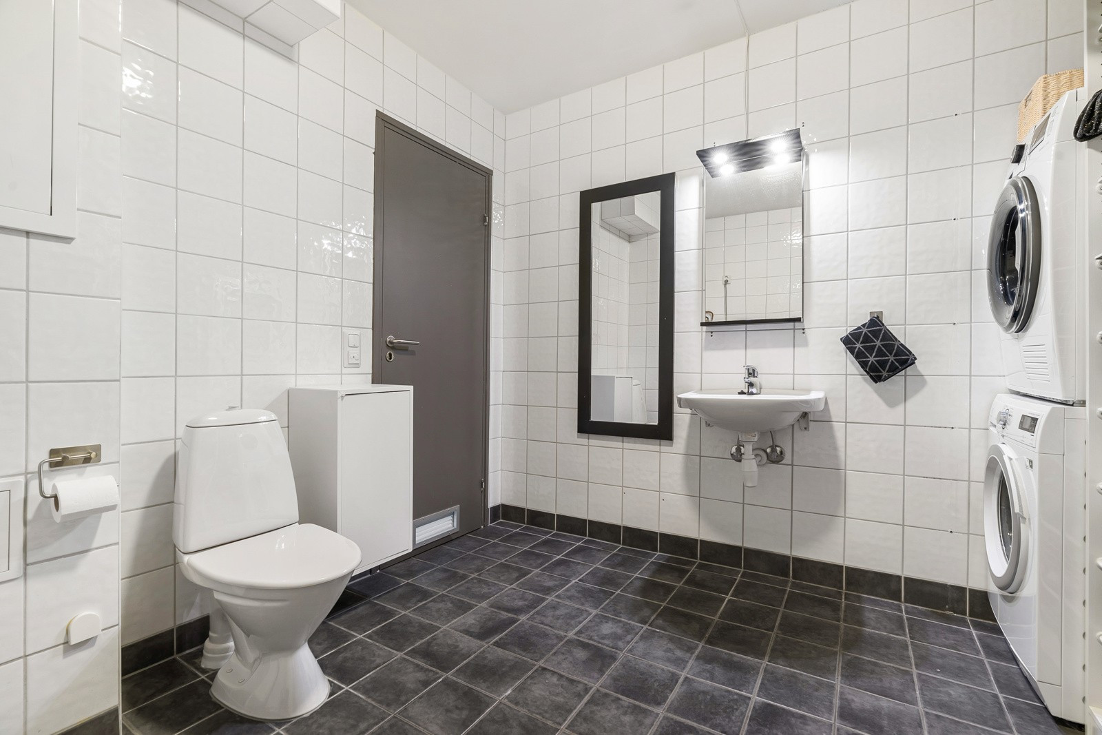 Flislagt bad med god plass til vask/tørk
