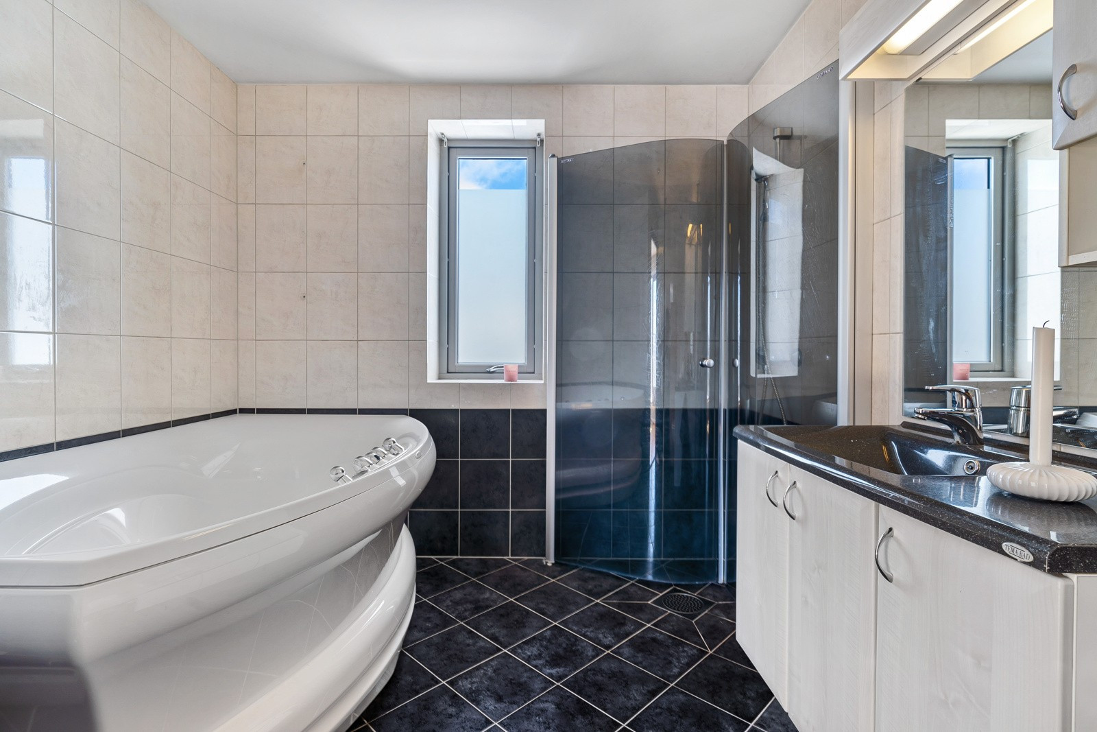 På hovedbad er det både dusjhjørne og badekar