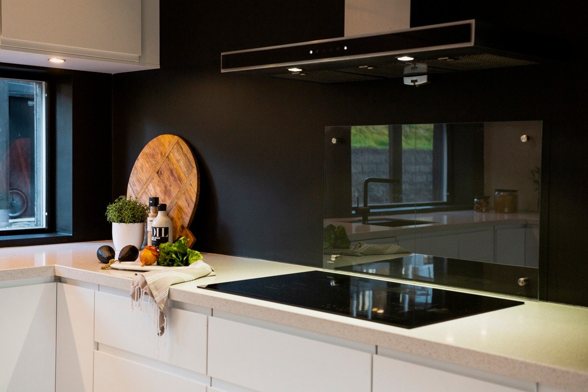 ....downlights under overskap nedfelt platetopp som gjør matlagingen til en lek. Galleribilde