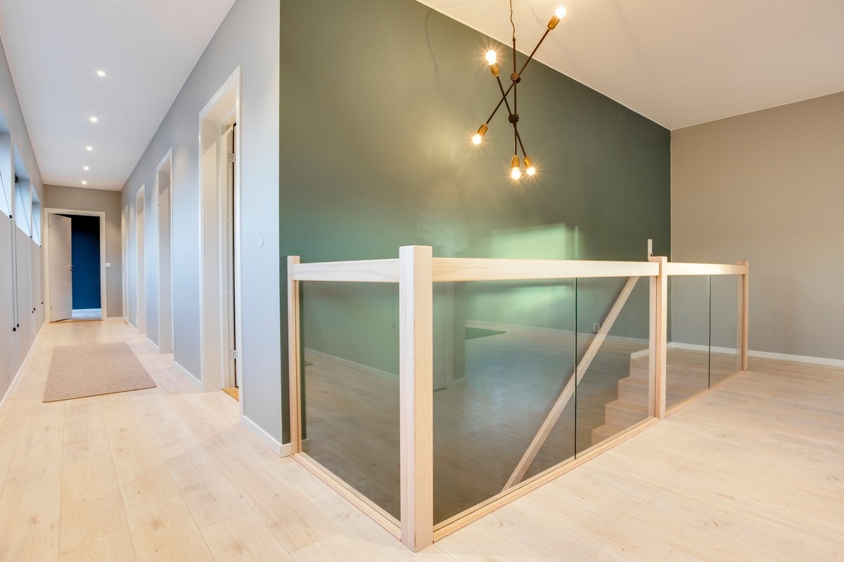 - Pen trappegang med glassrekkverk og lyse fine overflater. Galleribilde