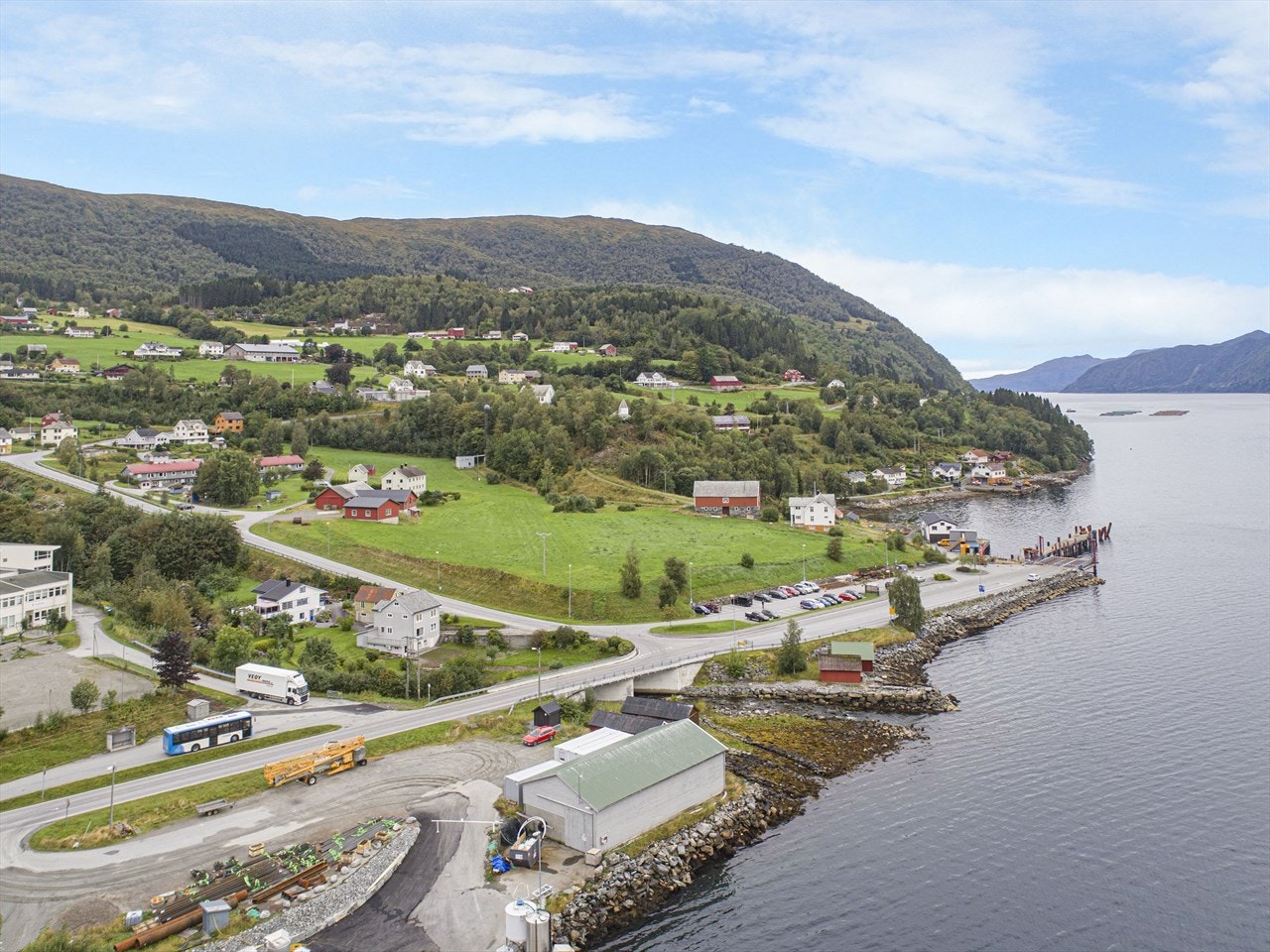 Gåavstand til fergekai med forbindelse til Volda Galleribilde