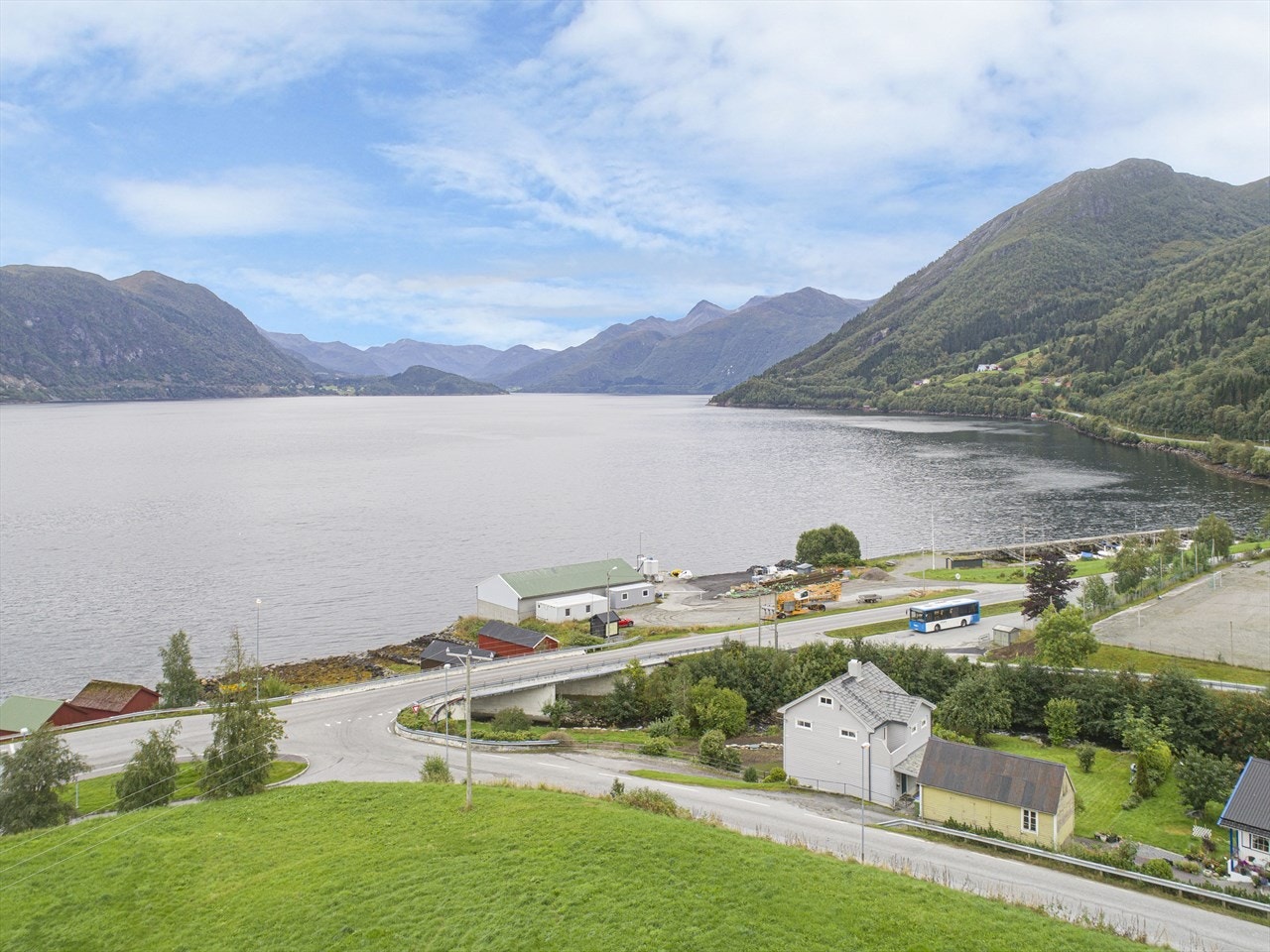 Flott utsikt mot fjorden og fjella Galleribilde