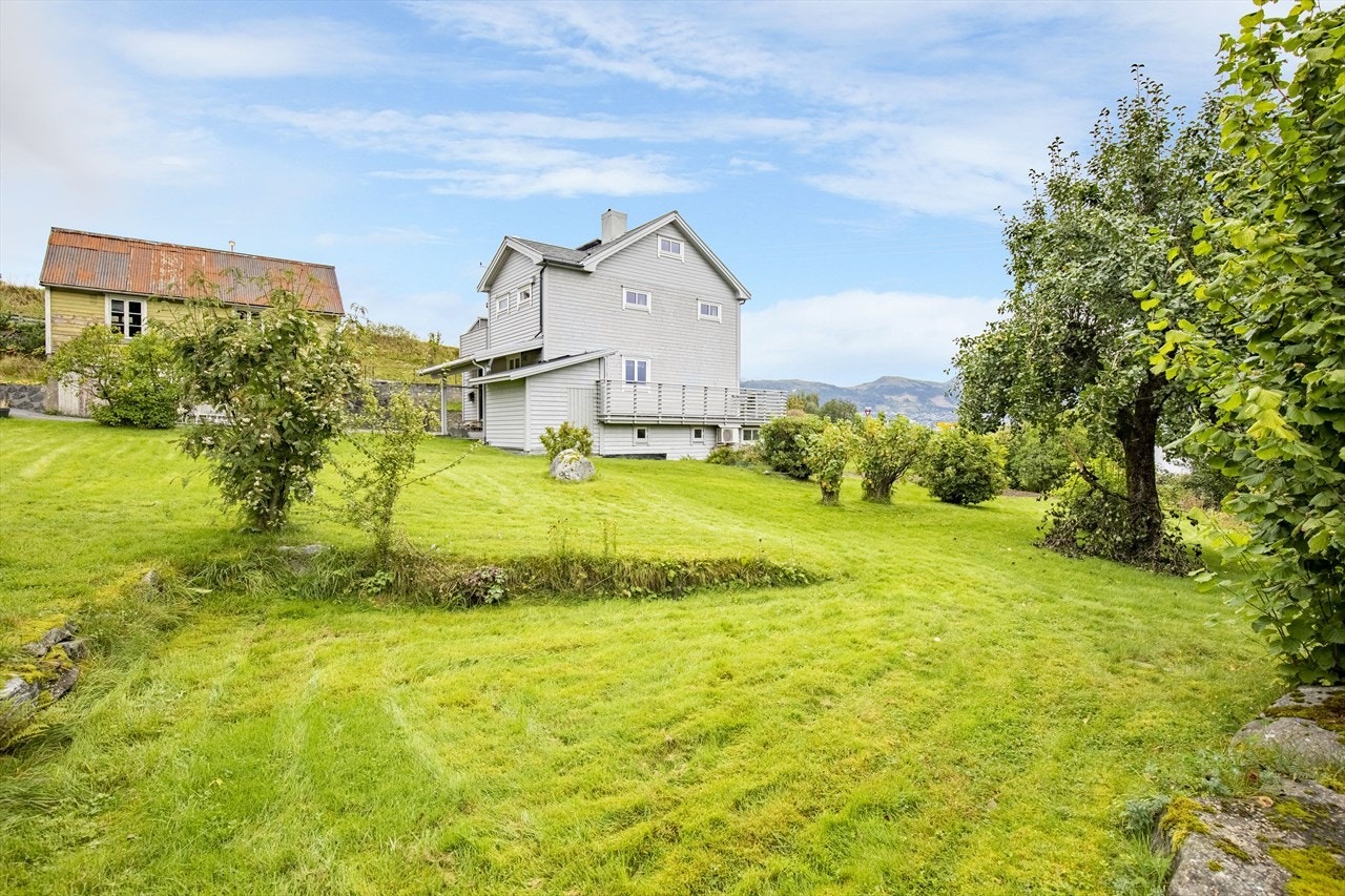 Romslig og fint opparbeidet tomt Galleribilde