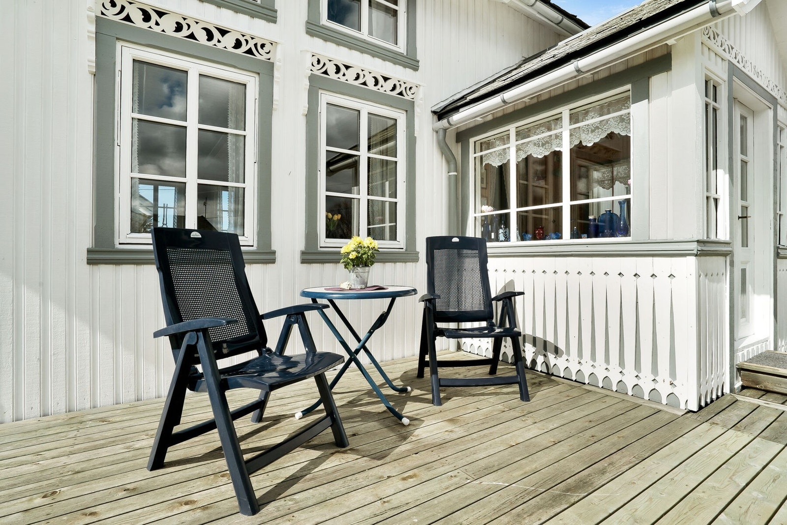 Her kan formiddagskaffen nytes i le for nordavinden. Galleribilde