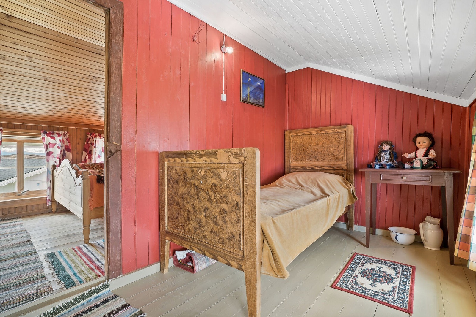 Flere av rommene har pene eldre senger som følger med. Galleribilde