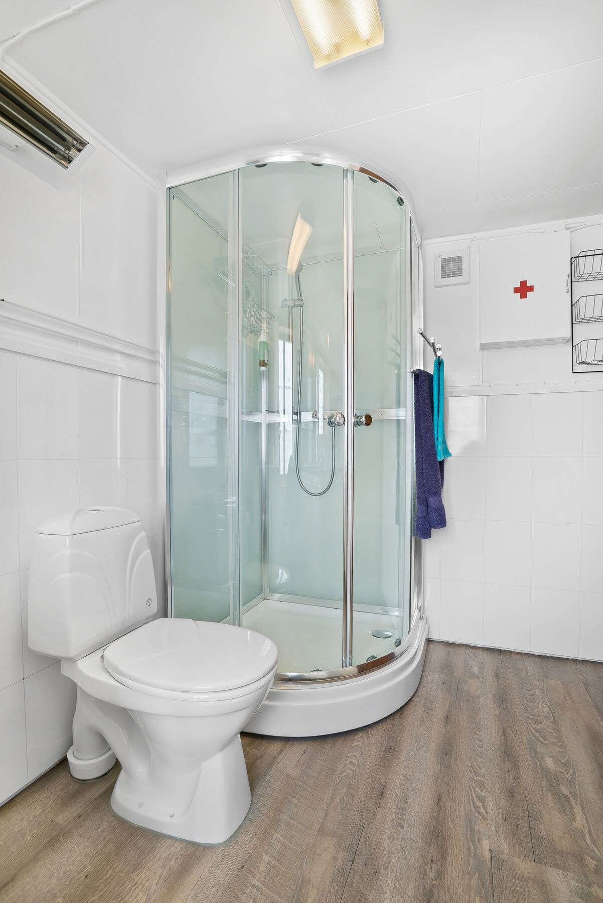 På badet har du blant annet dusjkabinett, toalett og vaskemaskin. Galleribilde