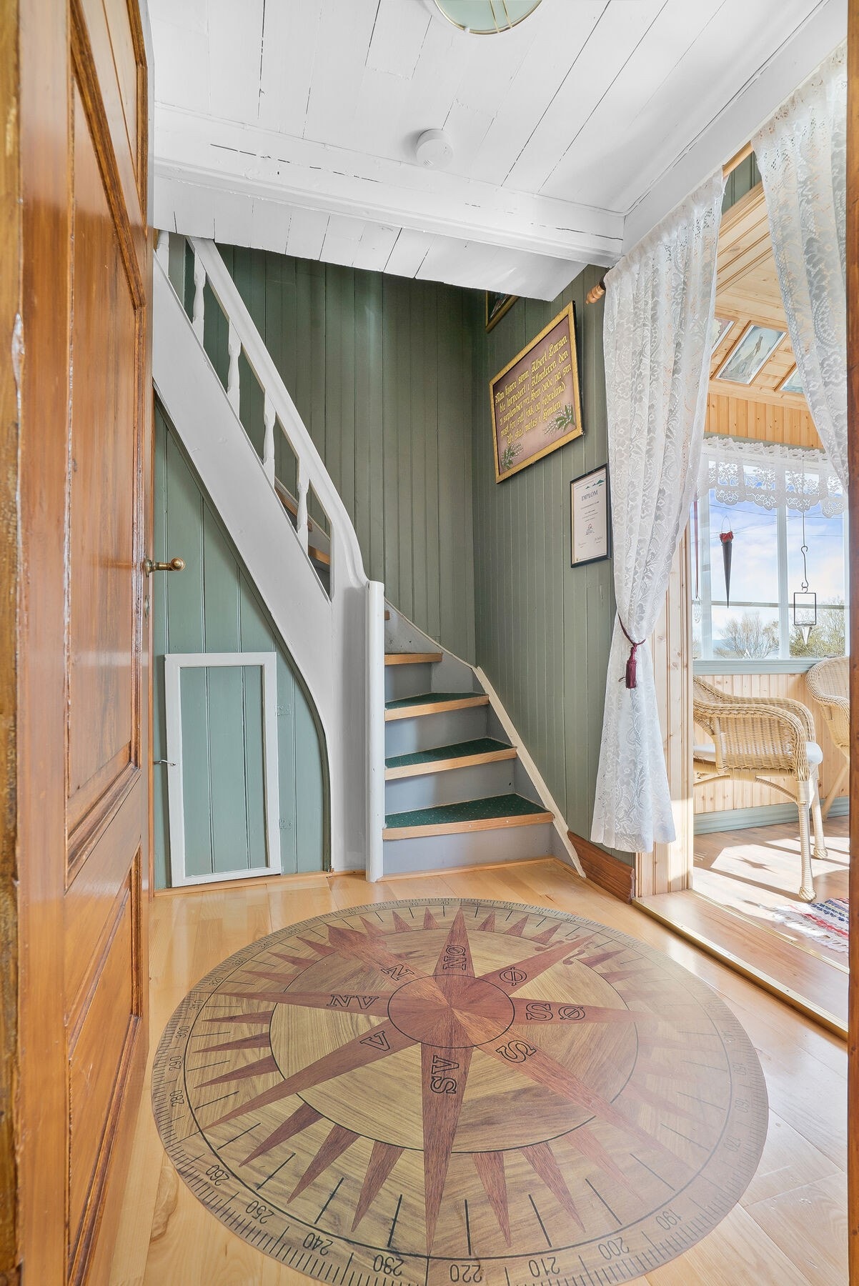 Legg merke til det flotte gulvet i trappegangen i 1. etasje! Galleribilde