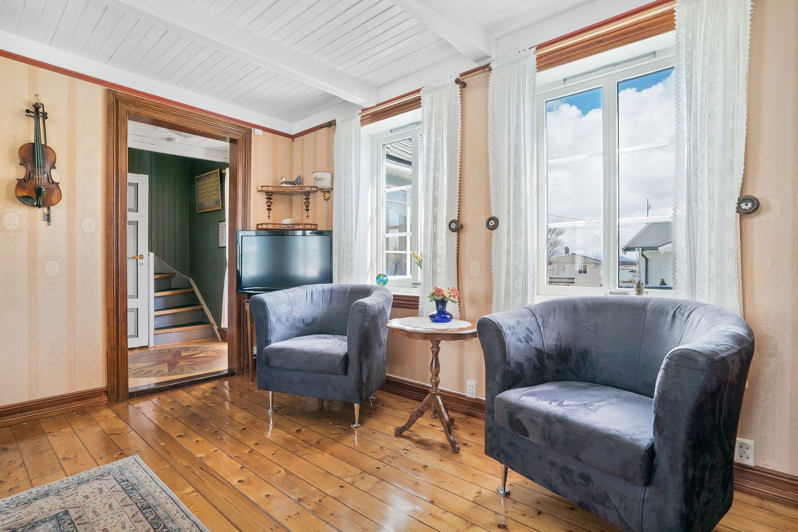 Her er romslig stue med pen vedovn. Galleribilde