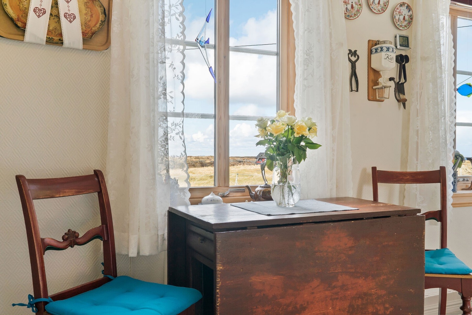 Husets kjøkken er et koselig rom med moderne fasiliteter. Galleribilde