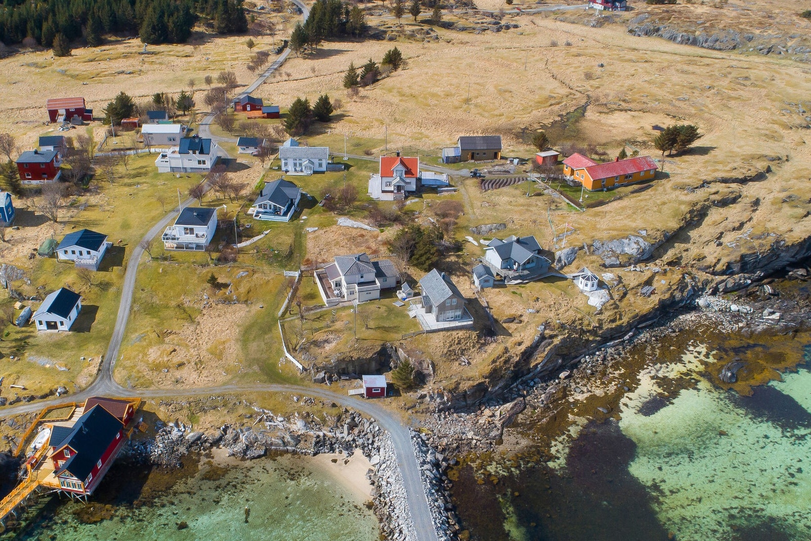 Ved sjøkanten ligger ubebygd nausttomt som følger med i handelen. Galleribilde