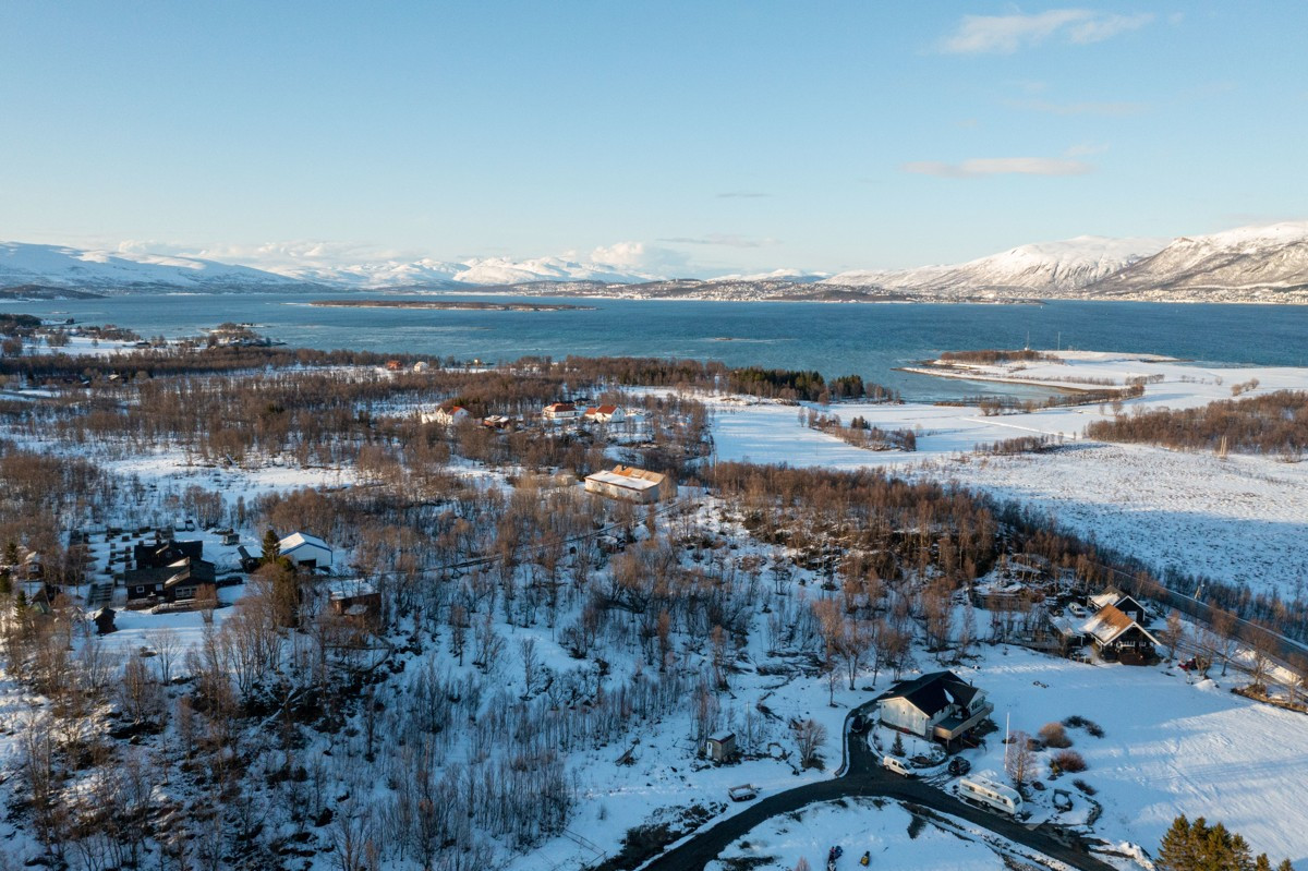 Sne eiendomsmegling v/Jonas Bergersen har gleden av å presentere en stor naturtomt på sørvøst sida av Kvaløya kun en kort kjøretur fra Tromsø!