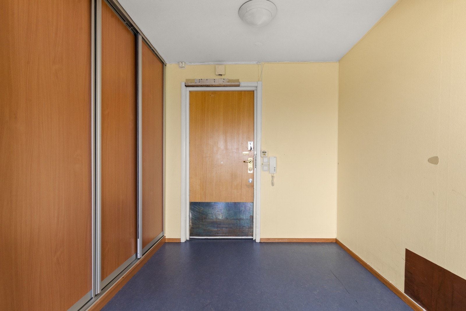 Leiligheten har et romslig og lyst inngangsparti. Galleribilde