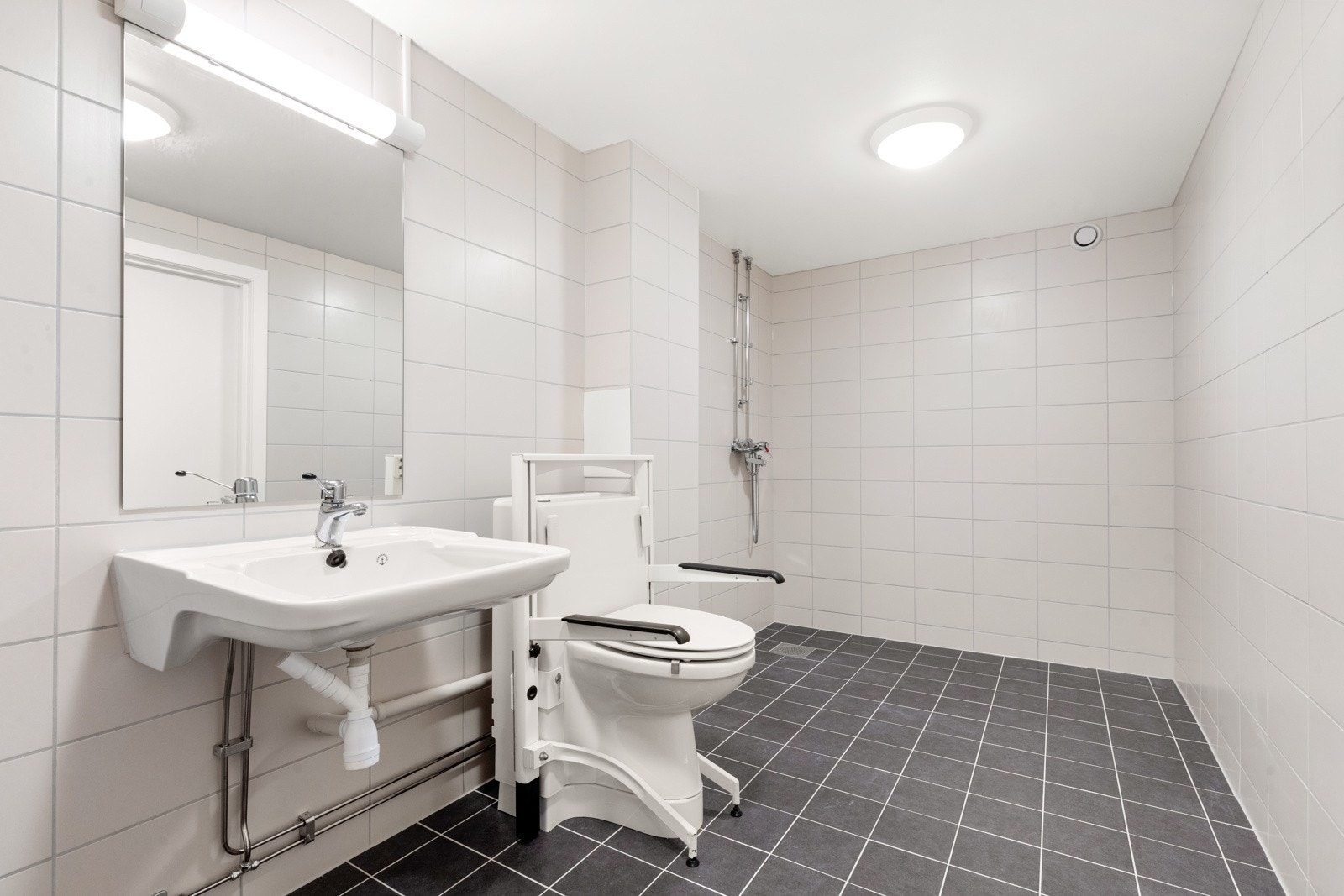 Tidløst bad med lyse overflater. Galleribilde