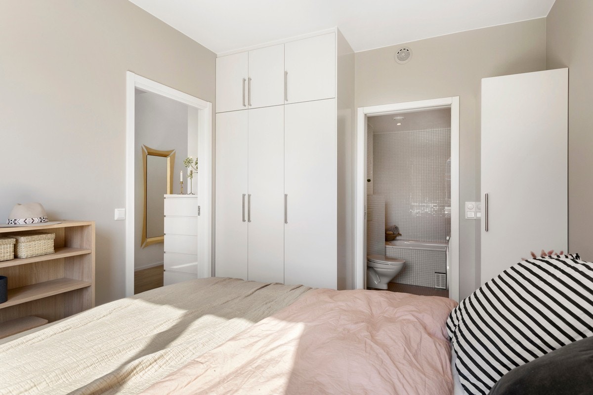 1. etg - Soverom II - Tilgang til eget bad - "en suite-baderom" Galleribilde
