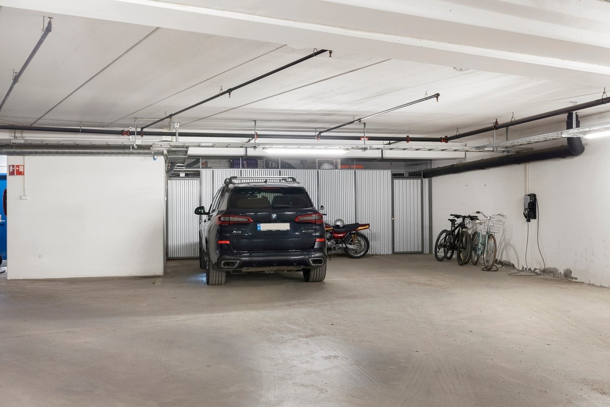 Med boligen følger 2 store garasjeplasser som nåværende eier har ervervet i senere tid - med en billader og 3 boder i bakkant. Galleribilde
