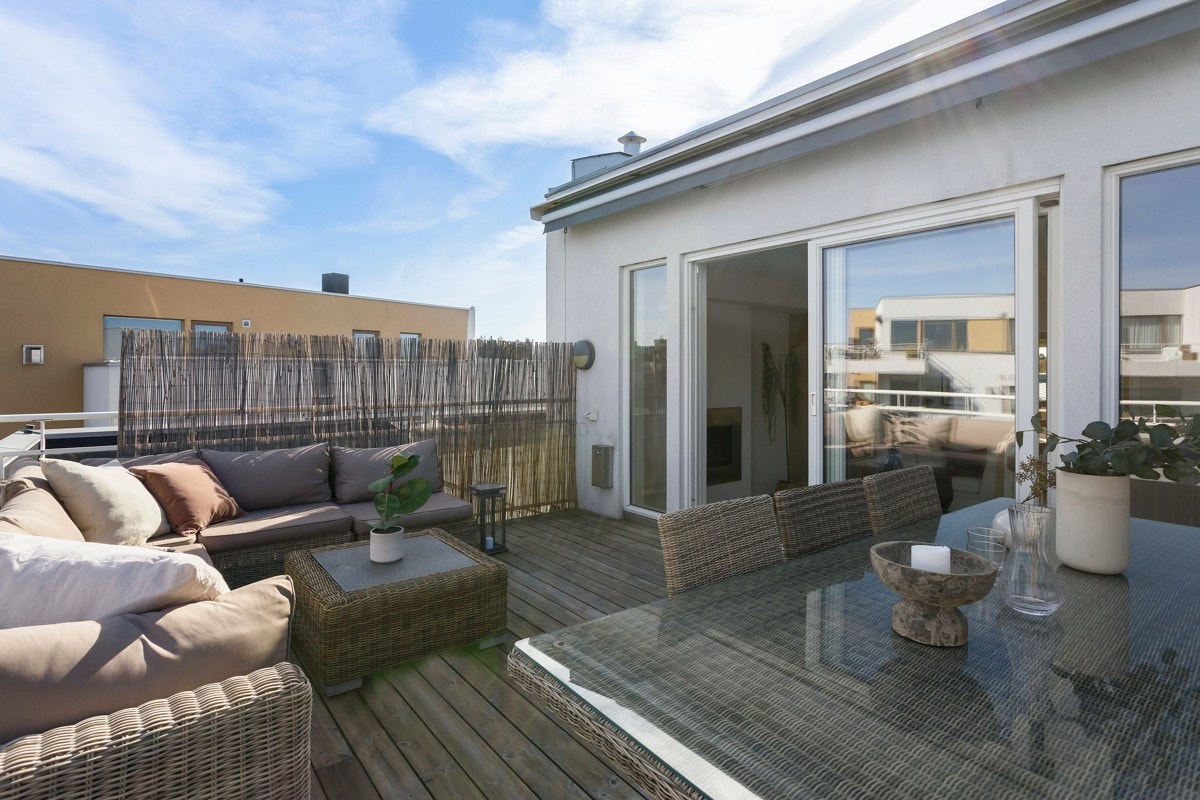Terrassen er en perfekt forlengelse av etasjen gjennom sommerhalvåret. Galleribilde