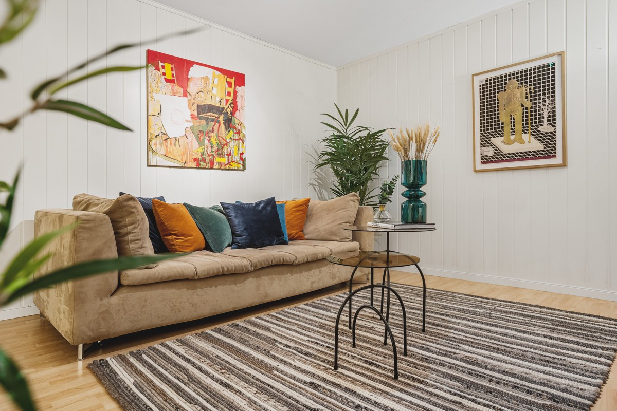 Lys og romslig stue med god plass til sofagruppe