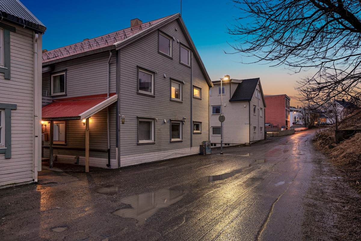 Bygget har overbygget inngangsparti og ligger i en enveiskjørt gate i øvre del av sentrum sør