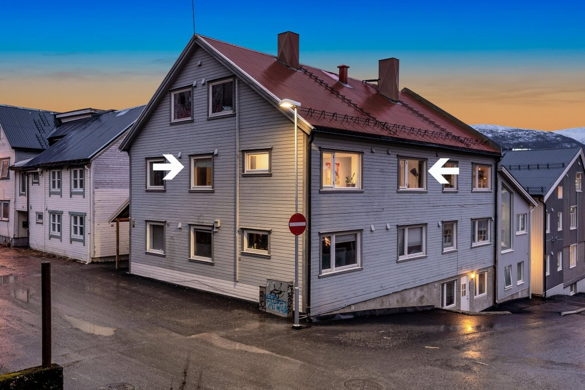 Leiligheten ligger i byggets 2. etasje, mot sørvest